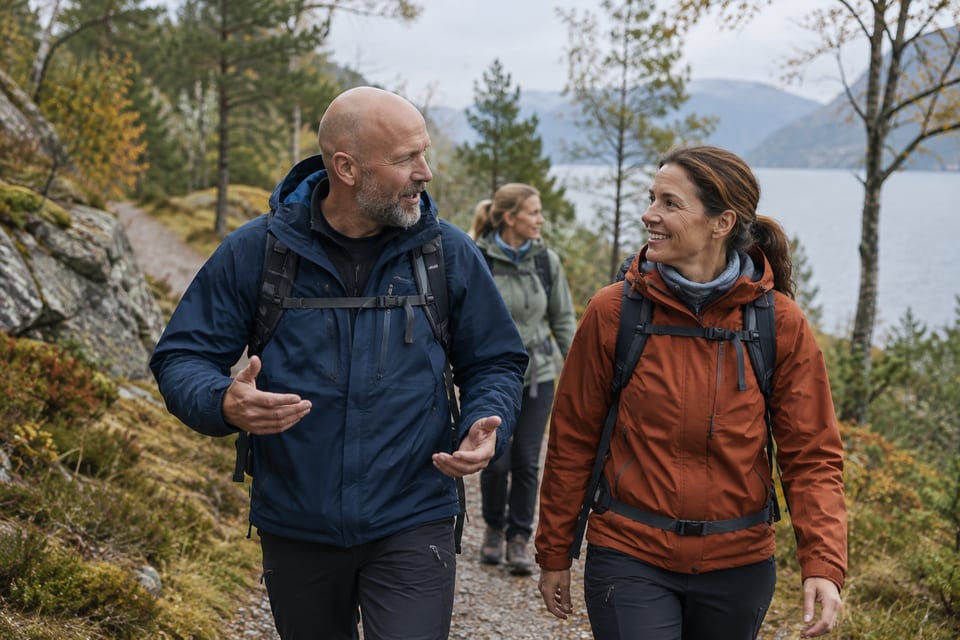 Turgåere på en sti i naturen – KI-generert illustrasjonsbilde for DNT Sunnmøre – turer og fellesskap
