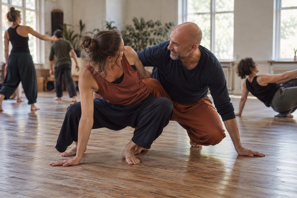 Dansere i fri bevegelse – KI-generert illustrasjonsbilde for Contact Impro Jam – Bergen