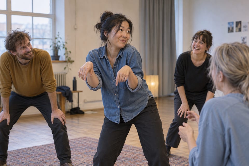 Improvisasjon på en liten scene – KI-generert illustrasjonsbilde for Immaturus – Onsdagsimpro