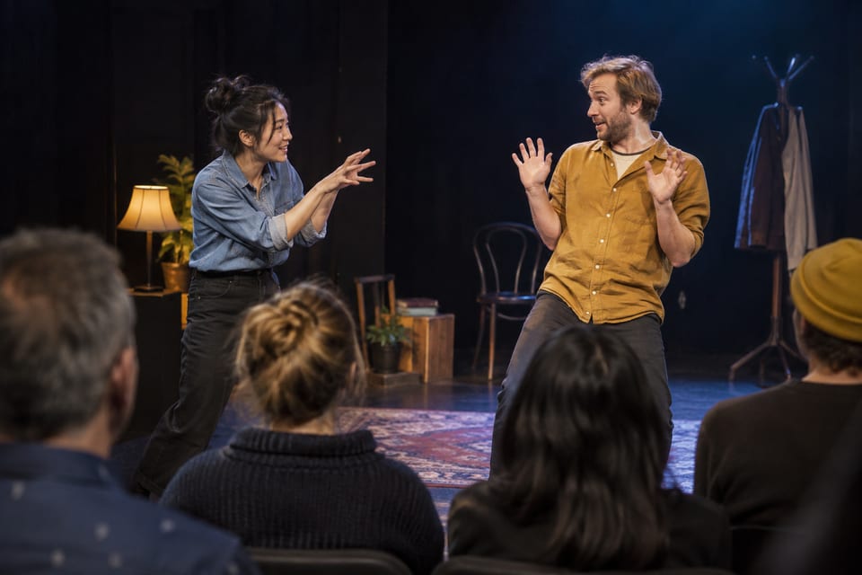 Improvisasjon på en liten scene – KI-generert illustrasjonsbilde for Hjerneteppe – improforestillinger i Bodø
