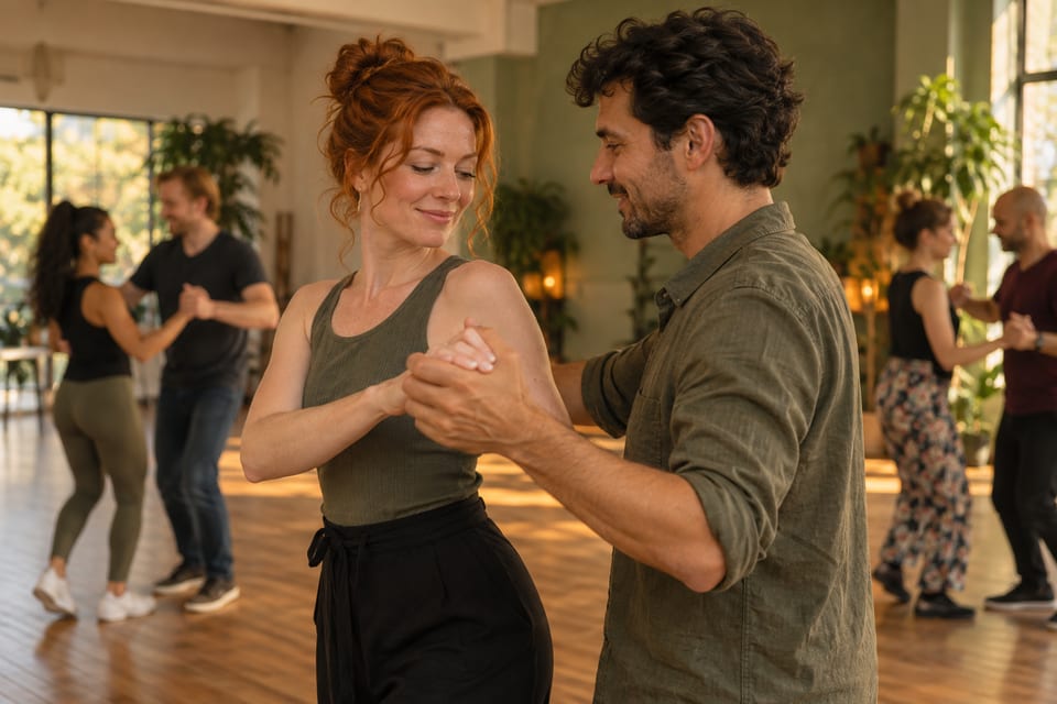 To dansere og musikk – KI-generert illustrasjonsbilde for Salsa Vida – kurs & sosialdans (Fredrikstad)