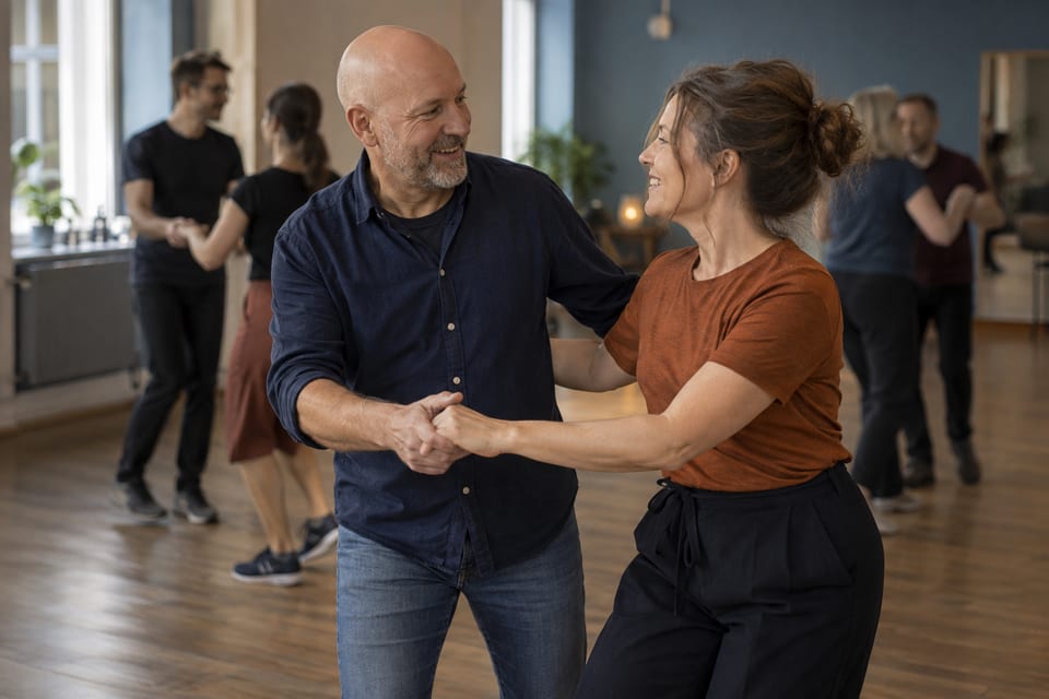 To dansere i swing – KI-generert illustrasjonsbilde for Kom og Dans Kristiansand – swing/bugg m.m.