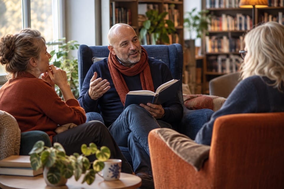 Åpen bok og høytlesning – KI-generert illustrasjonsbilde for Sitt og lytt på Moss bibliotek