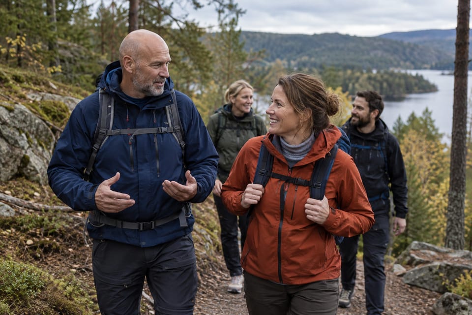 Turgåere på en sti i naturen – KI-generert illustrasjonsbilde for DNT Oslo og Omegn – fellesturer