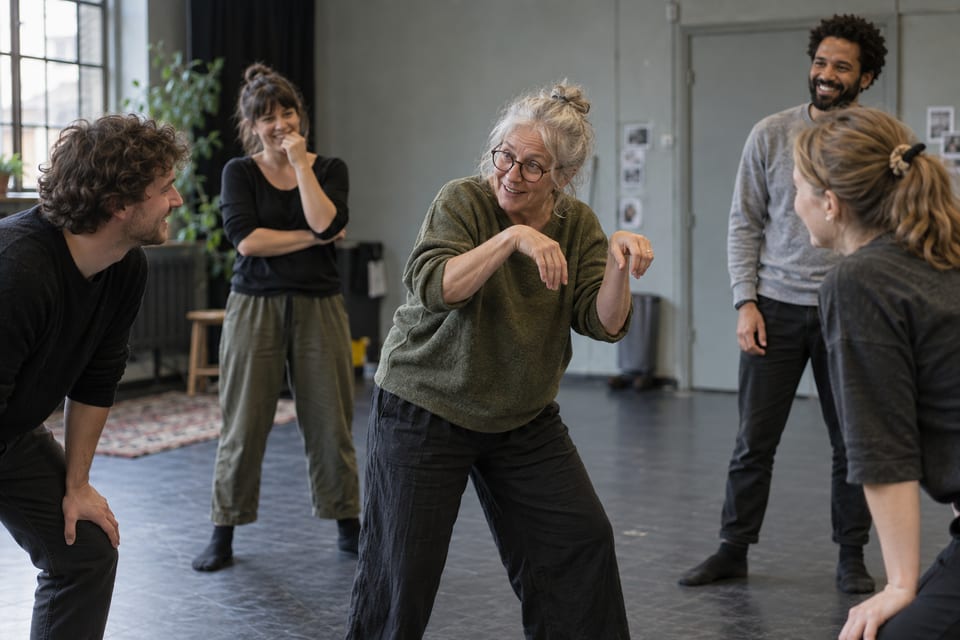 Improvisasjon på en liten scene – KI-generert illustrasjonsbilde for Impro Neuf – åpen impro (Chateau Neuf)