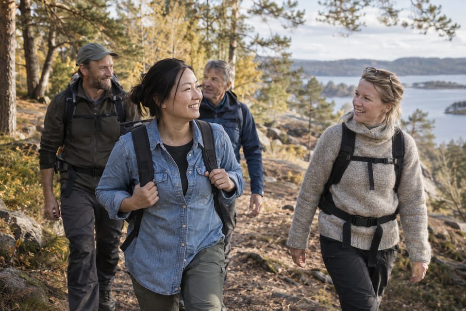 Turgåere på en sti i naturen – KI-generert illustrasjonsbilde for DNT Tønsberg og Omegn – fellesturer