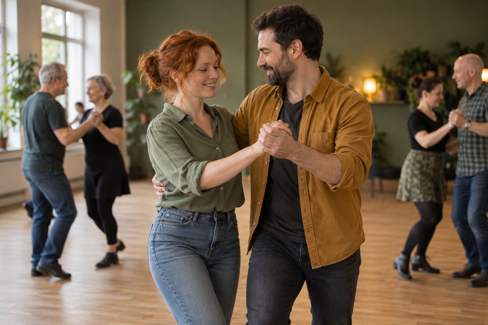 Dansere som øver trinn sammen – KI-generert illustrasjonsbilde for Kom og Dans Tønsberg – swing & linedance