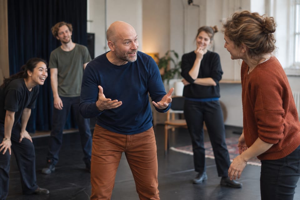 Improvisasjon på en liten scene – KI-generert illustrasjonsbilde for Gibberish Improv – åpen improtrening (ISAK)
